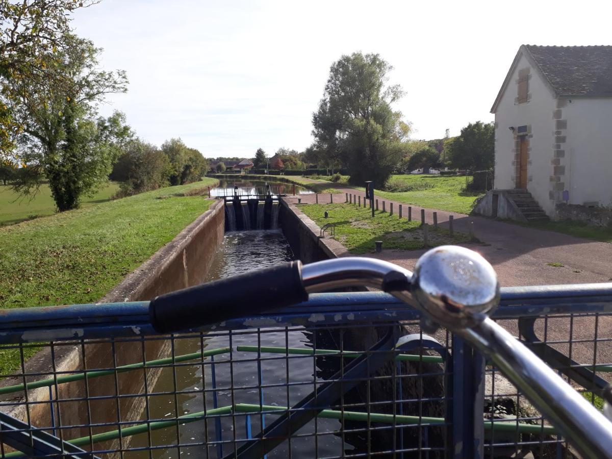 Canal Du Nivernais Gites Le Champ Radis Marigny-sur-Yonne Eksteriør billede
