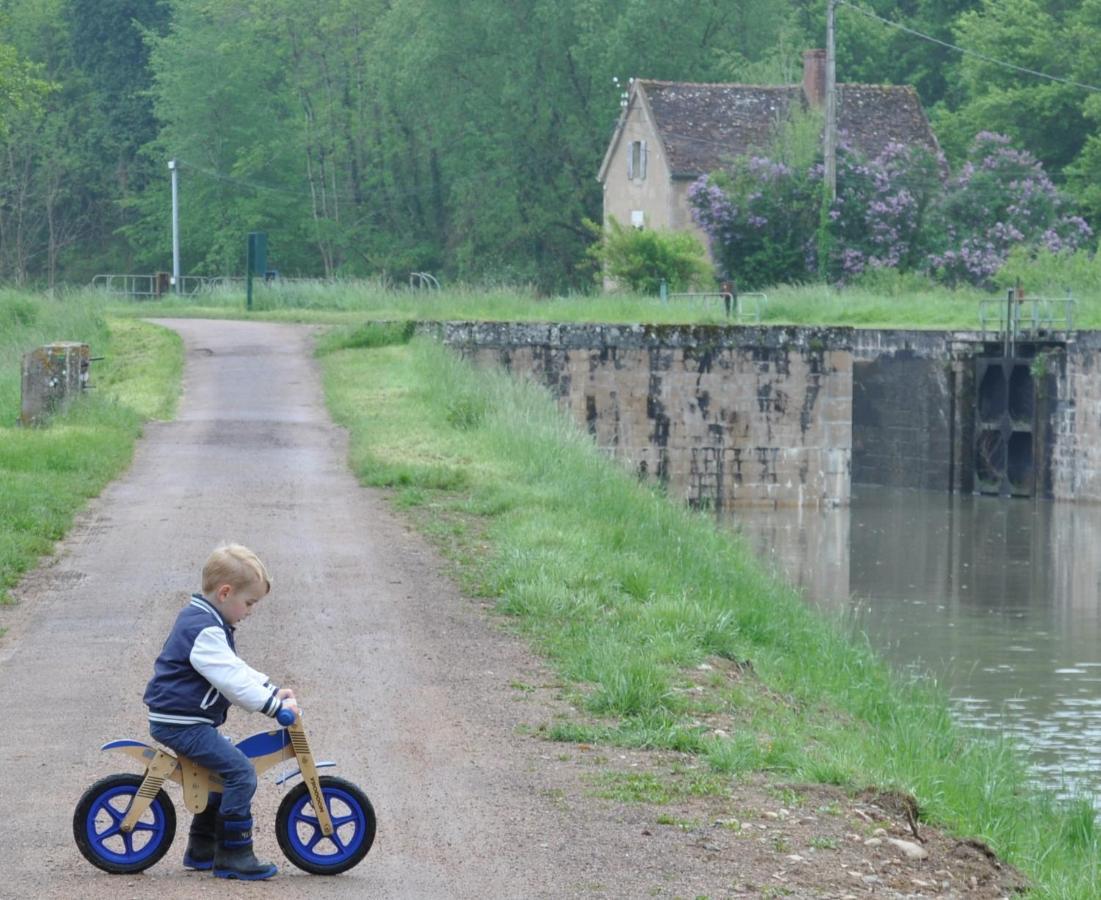 Canal Du Nivernais Gites Le Champ Radis Marigny-sur-Yonne Eksteriør billede