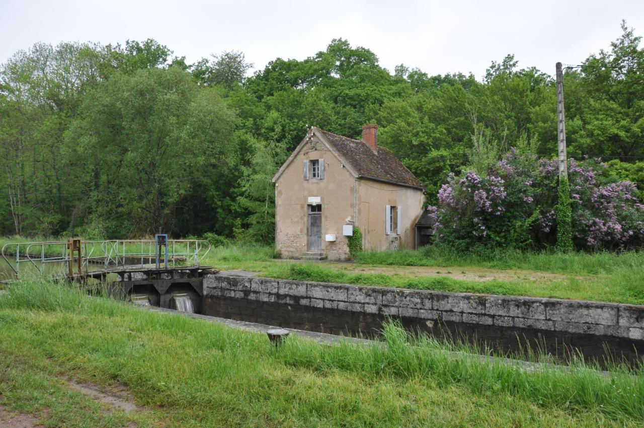 Canal Du Nivernais Gites Le Champ Radis Marigny-sur-Yonne Eksteriør billede