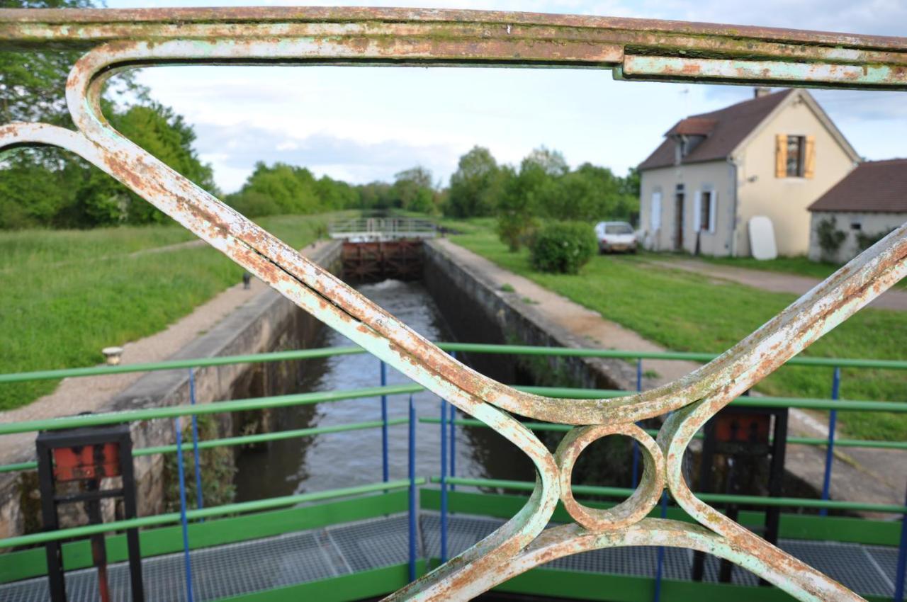 Canal Du Nivernais Gites Le Champ Radis Marigny-sur-Yonne Eksteriør billede