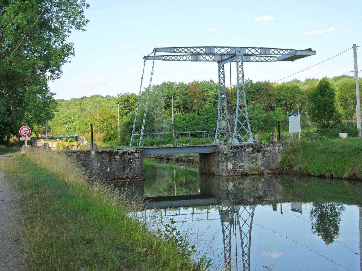 Canal Du Nivernais Gites Le Champ Radis Marigny-sur-Yonne Eksteriør billede